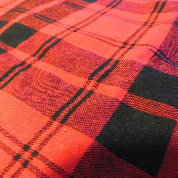 ROUND COTTON/POLY BLACK & RED CHECKERED TABLE CLOTH - Picture 2 of 4
